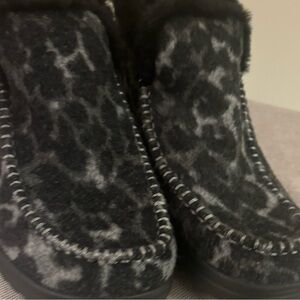 Hey Dude Black and Gray Ankle Boots